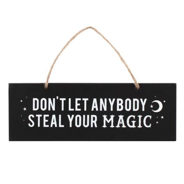 Puidust silt seinale “Don’t let anybody steal your magic”