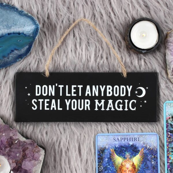 Puidust silt seinale “Don’t let anybody steal your magic”